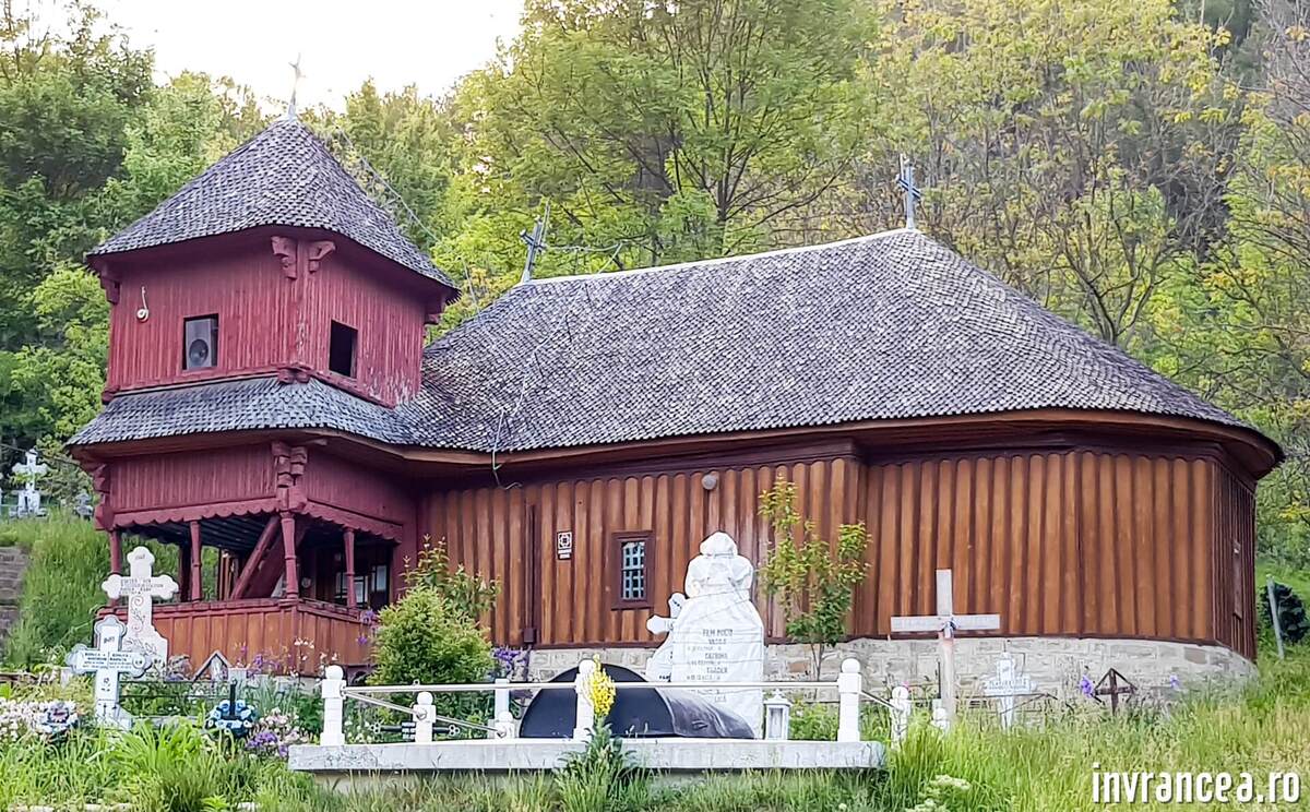 Biserica din lemn din satul Prisaca - Valea Sării